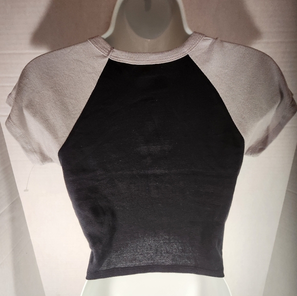 NWOT Women's KISS Crop T-shirt - Picture 4 of 4